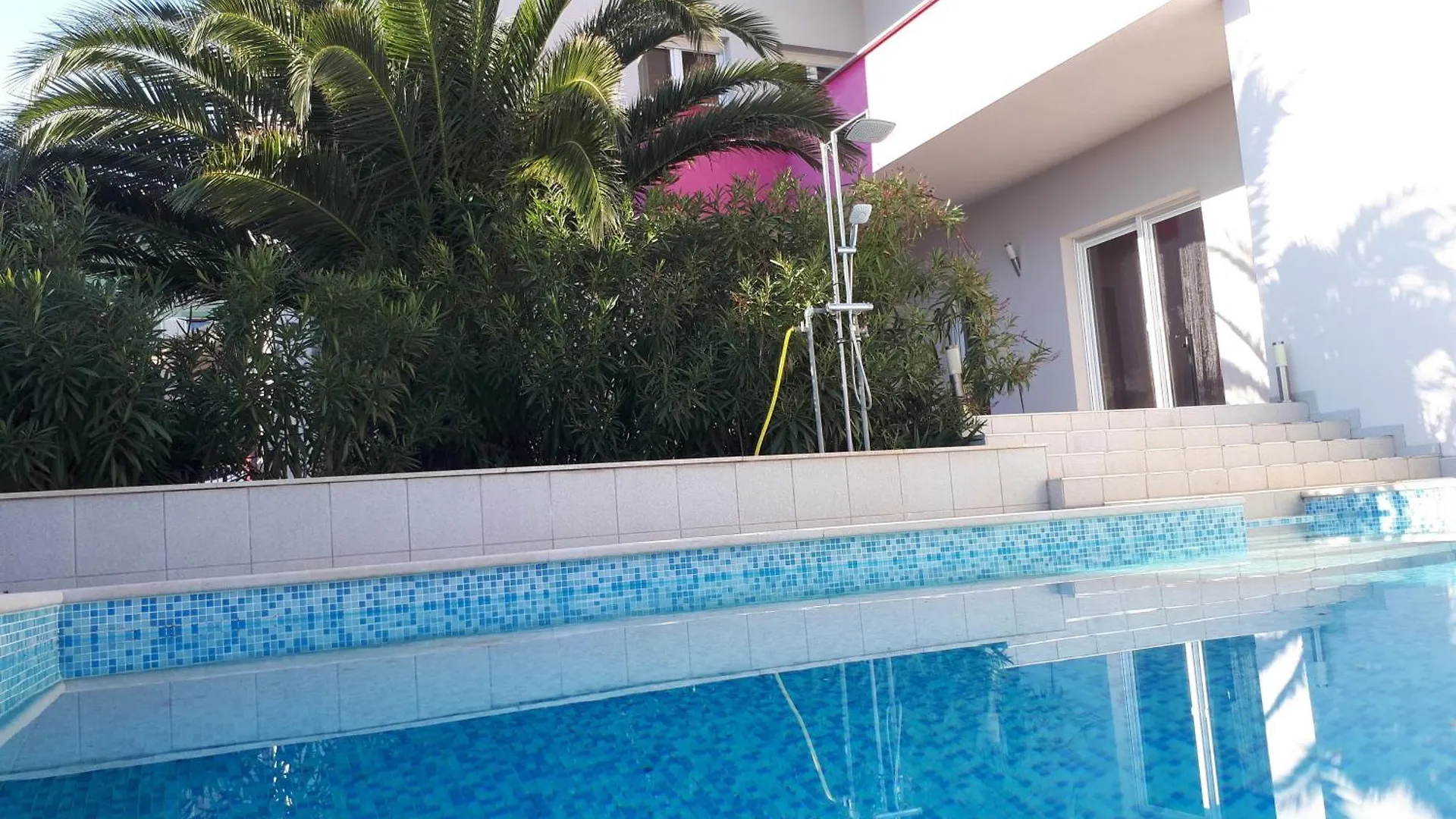 Doppelzimmer Mit Bad, Terrasse Und Pool Liznjan Apartment